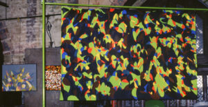 peinture abstraite colourée dans une exposition